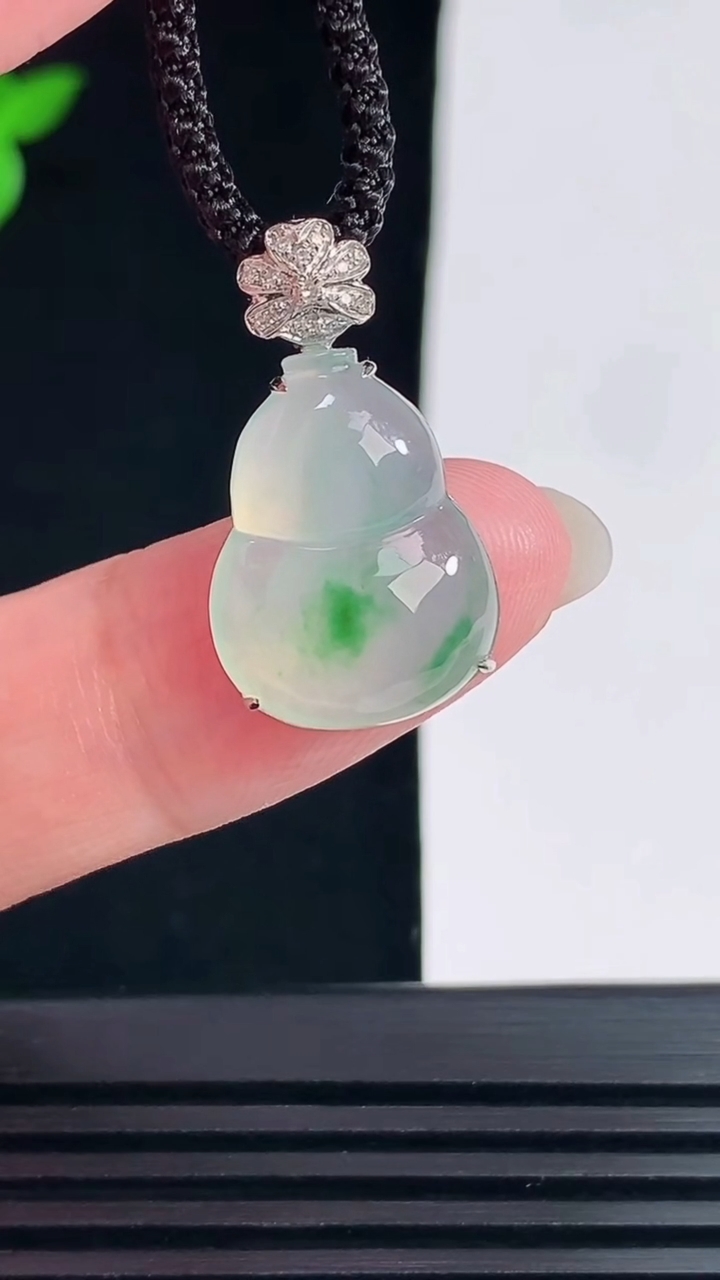 天然A货翡翠葫芦吊坠，尺寸25-14-7，裸石18.5-14 重量:3.40g
6月11日