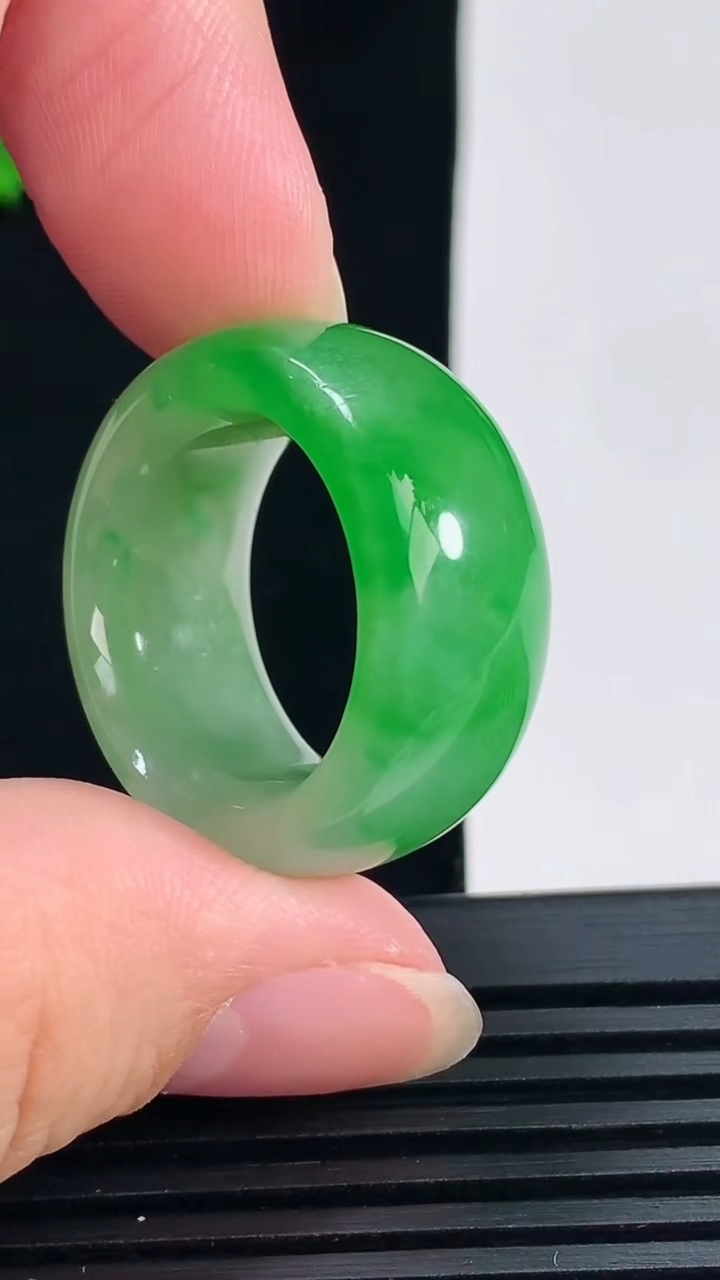 天然A货翡翠素面玉指环 戒指，尺寸19-12-5 重量:11.81g2026年6月11日
工厂直销收藏佳品,种好水足，色泽均匀，有种有色，上手高大气！