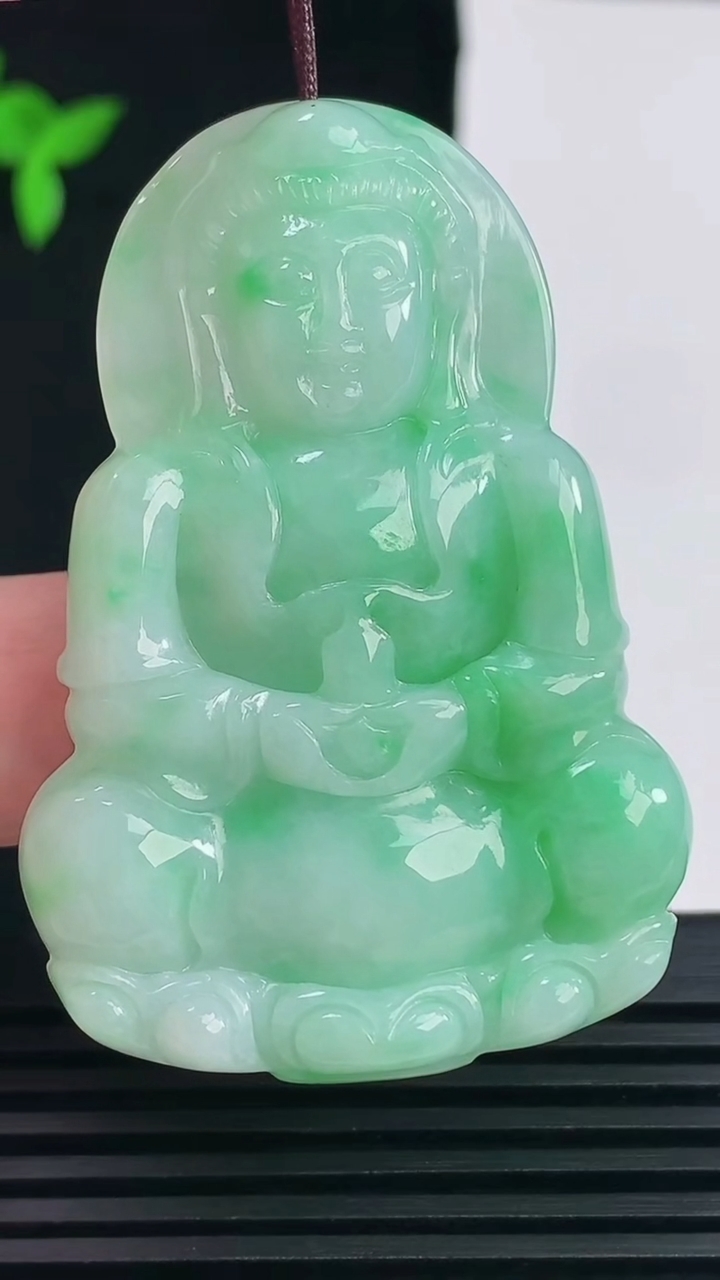 天然A货翡翠正装观音吊坠，尺寸54.5-37-6 重量:19.30g
6月11日