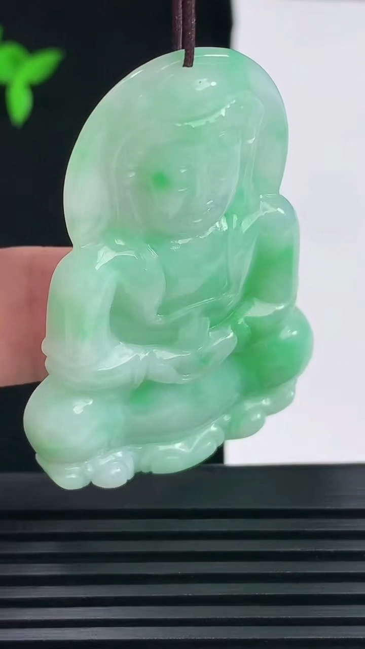 天然A货翡翠正装观音吊坠，尺寸54.5-37-6 重量:19.30g
6月11日