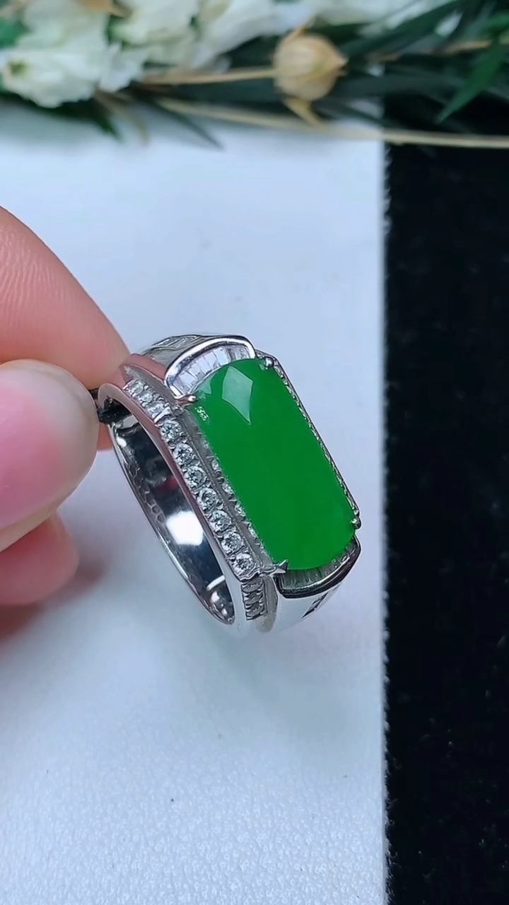 天然A货翡翠马鞍戒指，尺寸19.7-15.3-6.8，重量:6.40g2026年6月11日
工厂直销收藏佳品,种好水足，色泽均匀，有种有色，上手高大气！