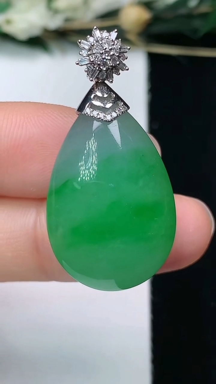 天然A货翡翠水滴吊坠，尺寸23.2-17.5-9.4，重量:7.59g
6月11日