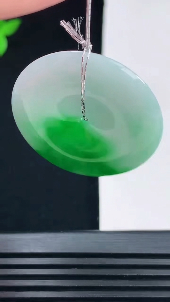 天然A货翡翠平安扣吊坠，尺寸33.5-5 重量:12.56g
6月11日