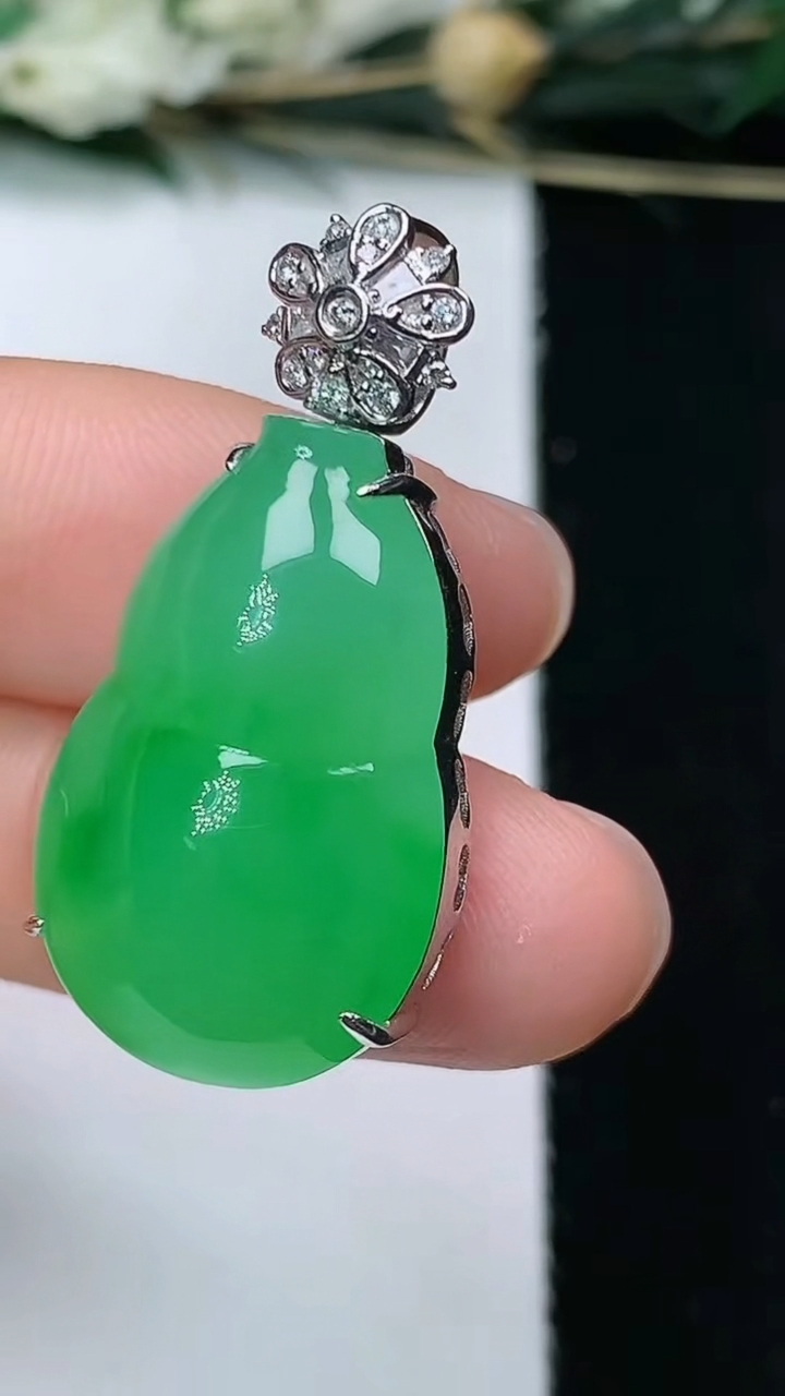 天然A货翡翠葫芦吊坠，尺寸24.2-16.2-10，重量:8.00g
6月11日