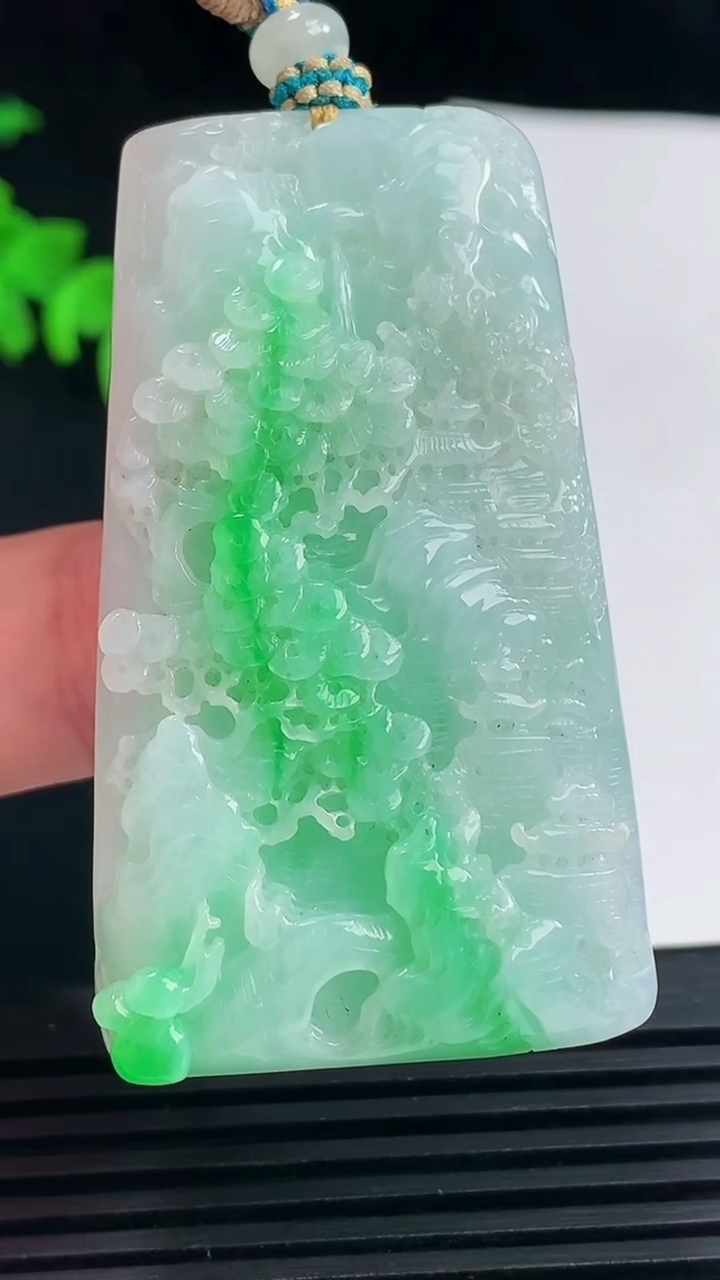 天然A货翡翠山水牌吊坠，尺寸55-32.6-10 重量:35.44g
6月11日