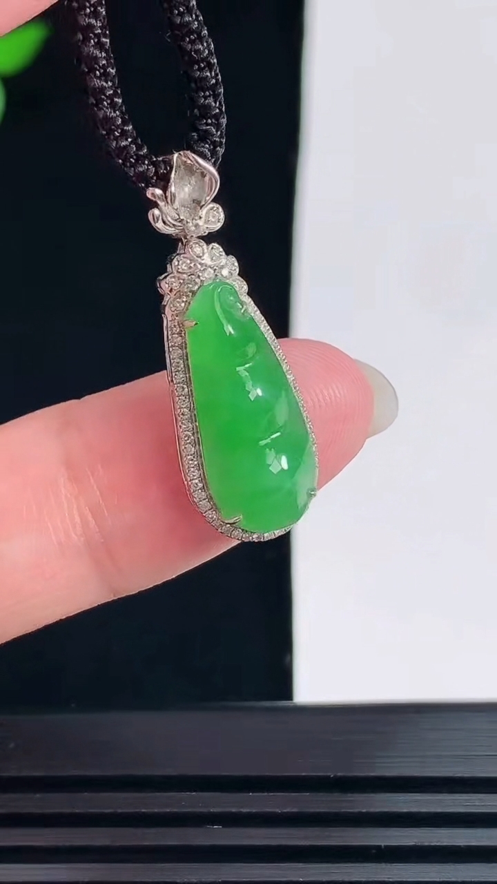 天然A货翡翠福豆吊坠，尺寸28.6-10-6，裸石18.5-8.2 重量:1.82g
6月11日