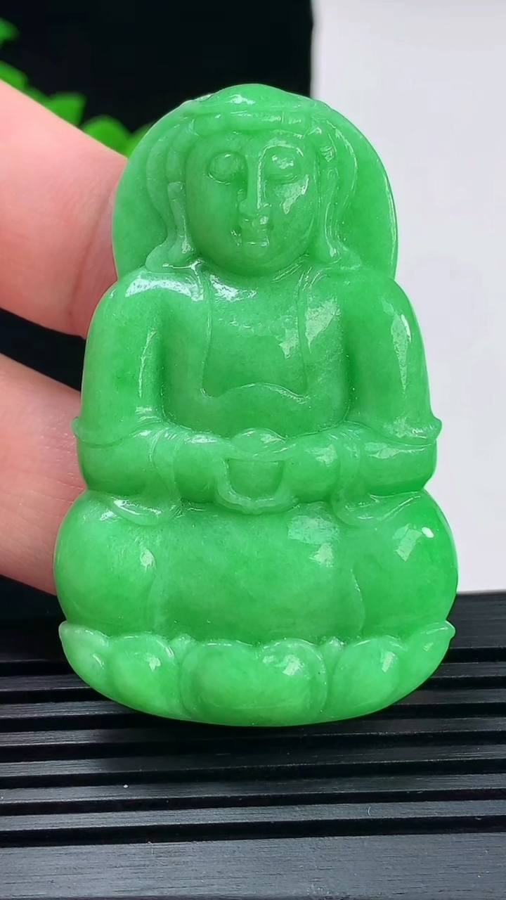天然A货翡翠正装观音吊坠，尺寸56-35-6.2 重量:24.51g
6月11日
