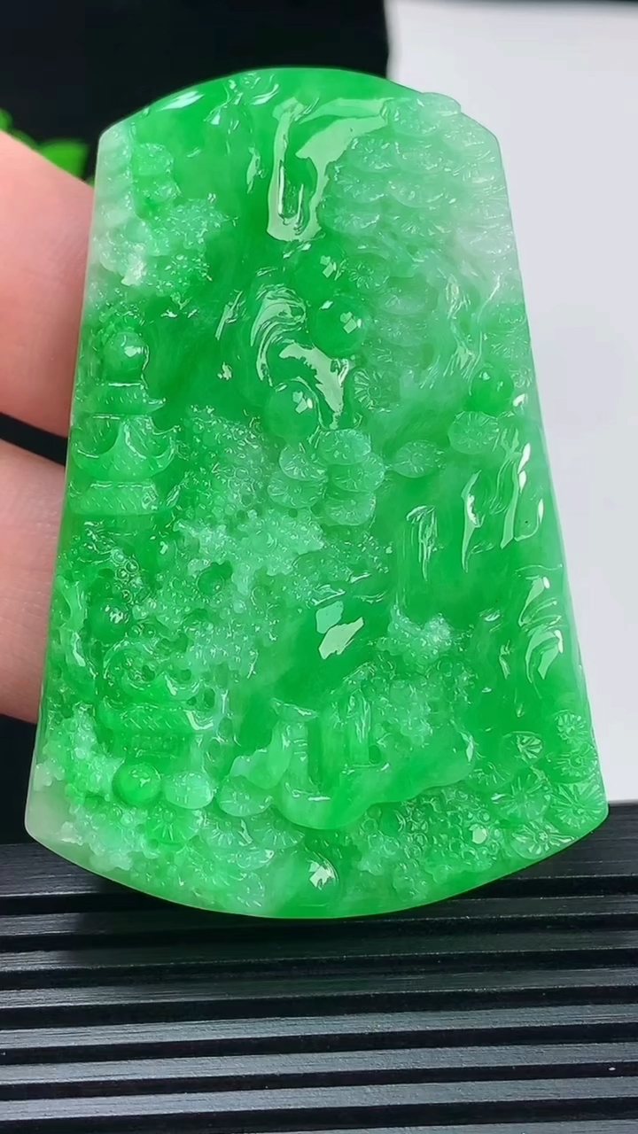 天然A货翡翠山水牌吊坠，尺寸59.5-40-5.2 重量:26.77g
6月11日