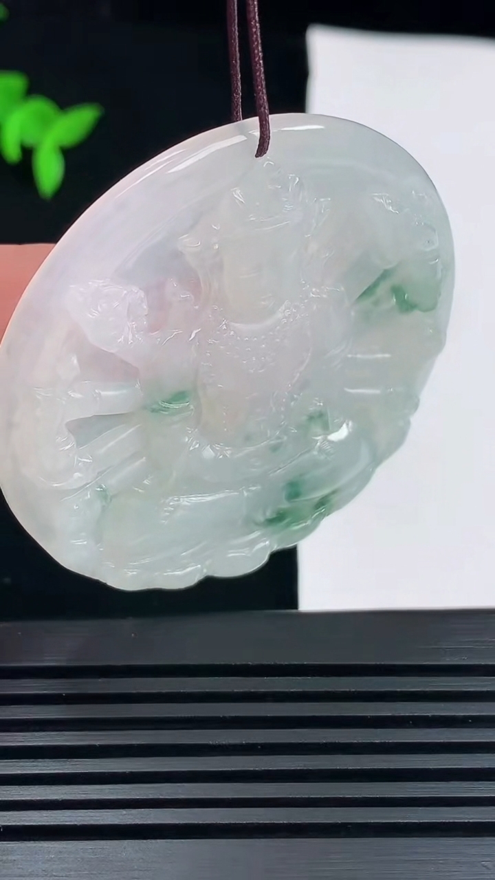 天然A货翡翠飘花千手观音菩萨吊坠，尺寸51-5.5 重量:25.98g
6月11日