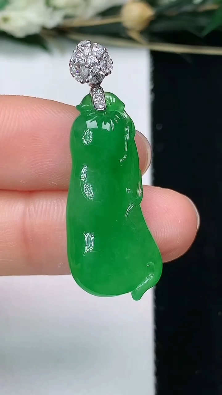 天然A货翡翠福瓜吊坠，尺寸28.2-12.9-6.3，重量:4.27g
6月11日