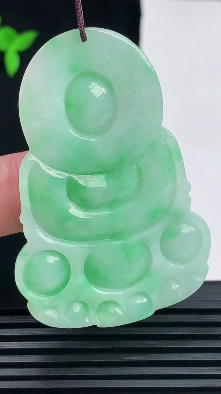 天然A货翡翠正装观音吊坠，尺寸54.5-37-6 重量:19.30g
6月11日