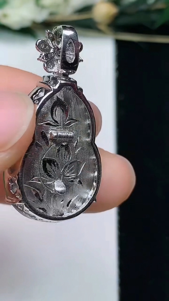 天然A货翡翠葫芦吊坠，尺寸24.2-16.2-10，重量:8.00g
6月11日