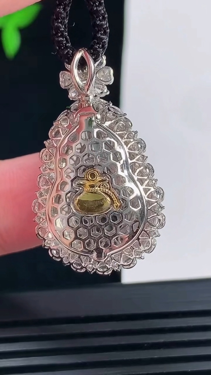 天然A货翡翠葫芦吊坠，尺寸34-19.6-13，裸石21-15 重量:7.82g
6月11日