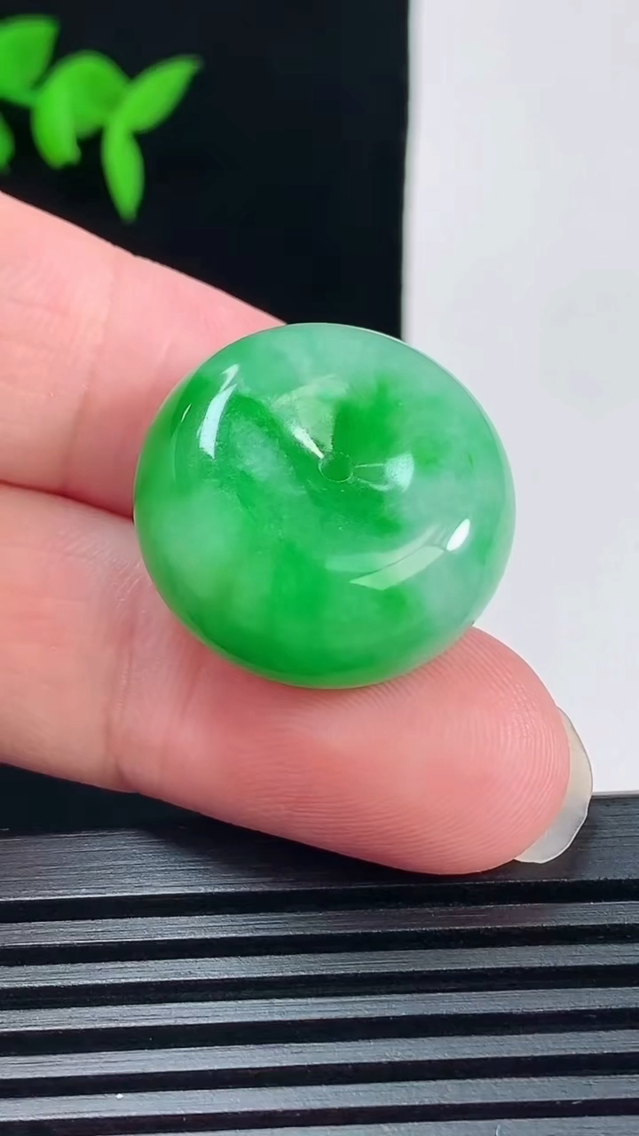 天然A货翡翠平安扣吊坠，尺寸23-11.5 重量:13.25g
6月11日
