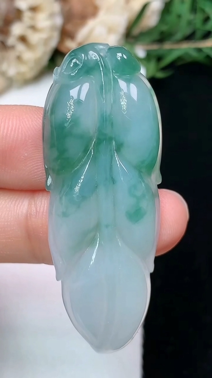 天然A货翡翠飘花金枝玉叶 叶子吊坠，尺寸47-18.4-6.2，重量:9.44g
6月11日