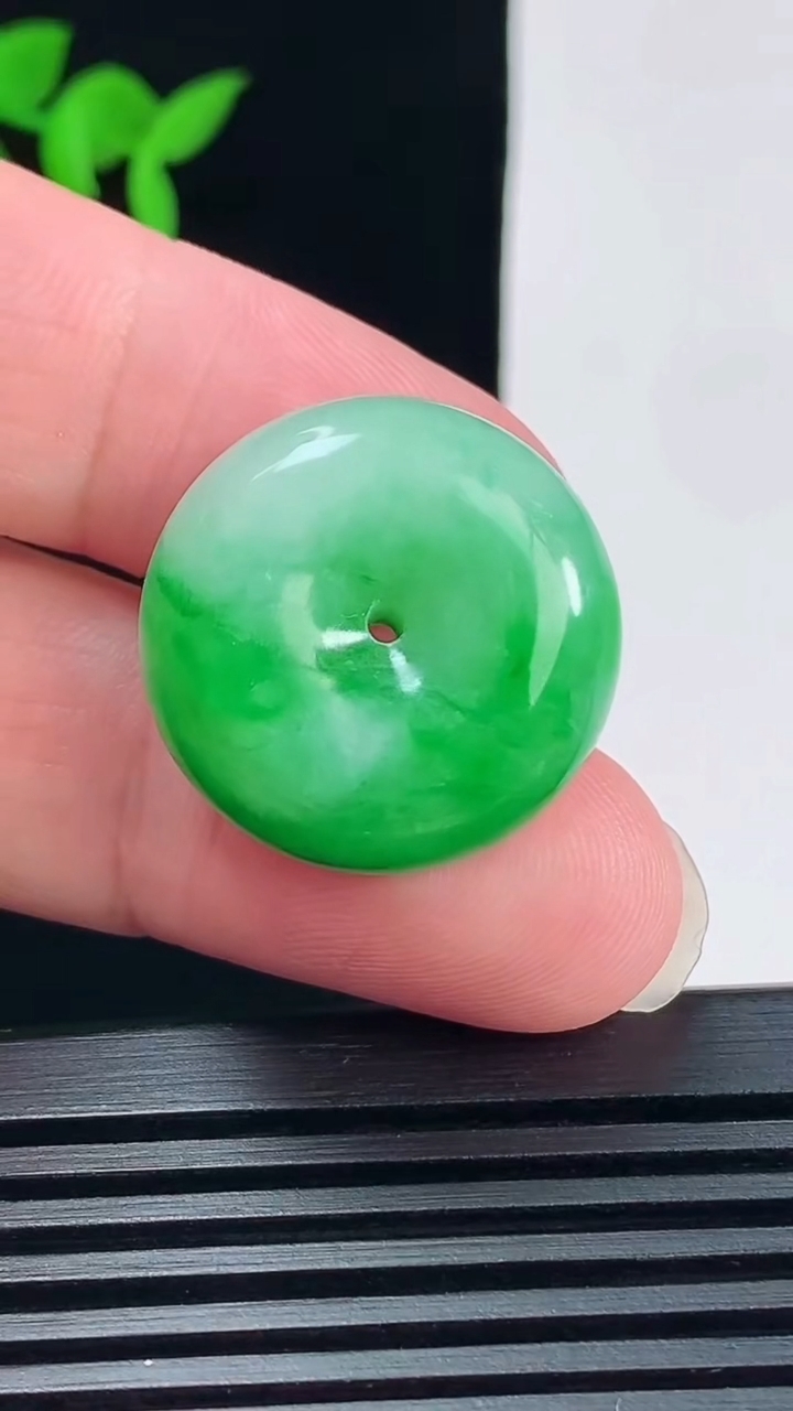 天然A货翡翠平安扣吊坠，尺寸23-11.5 重量:13.25g
6月11日