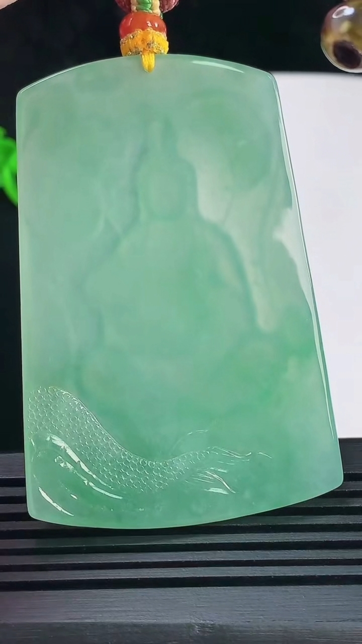 天然A货翡翠祥龙大势至菩萨吊坠，尺寸67-45-5.6 重量:42.11g
6月11日