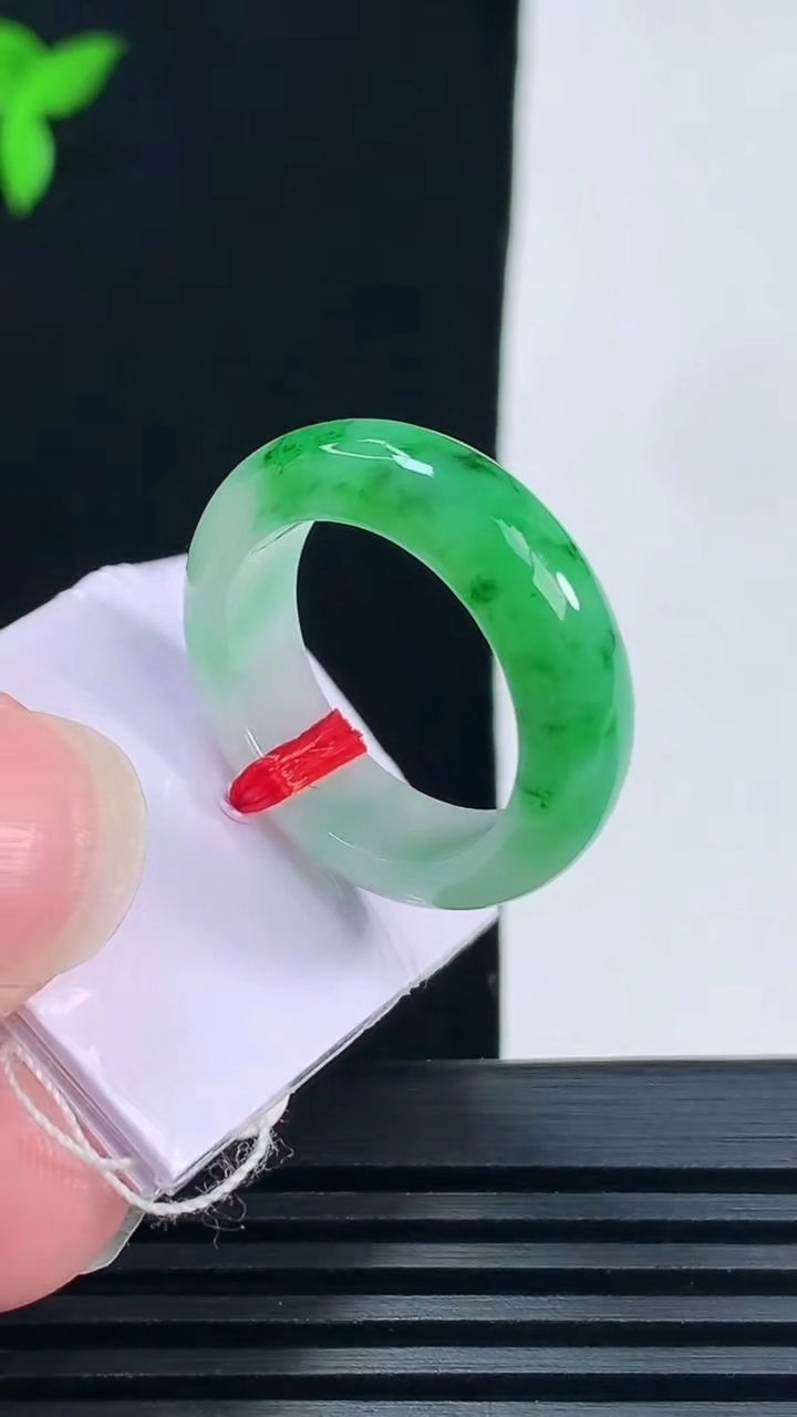 天然A货翡翠玉指环 戒指，尺寸18-6.2-3.8 重量:6.03g2026年6月11日
工厂直销收藏佳品,种好水足，色泽均匀，有种有色，上手高大气！