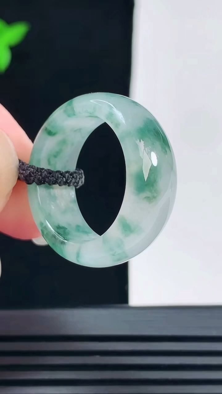 天然A货翡翠冰种飘花玉指环 戒指，尺寸19.8-9-3.6 重量:7.15g2026年6月11日
工厂直销收藏佳品,种好水足，色泽均匀，有种有色，上手高大气！
