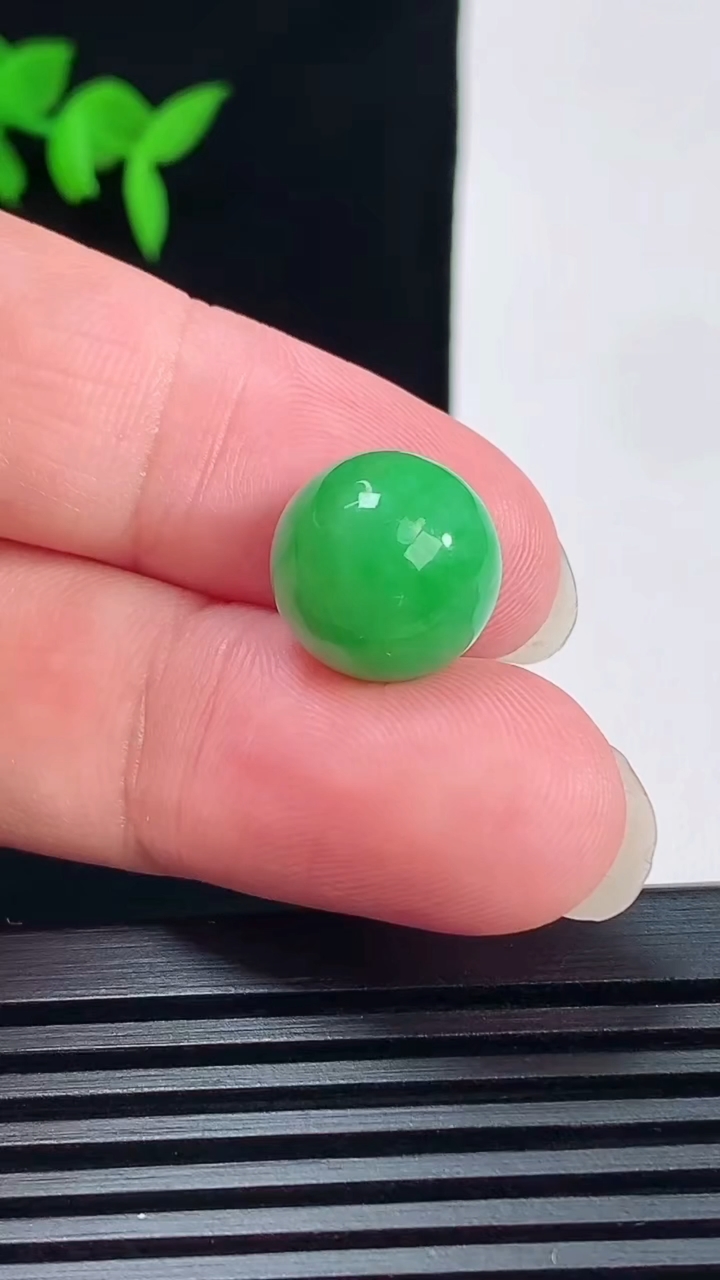 天然A货翡翠圆珠吊坠，尺寸13 重量:3.67g6月11日
工厂直销收藏佳品,种好水足，色泽均匀，有种有色，上手高大气！