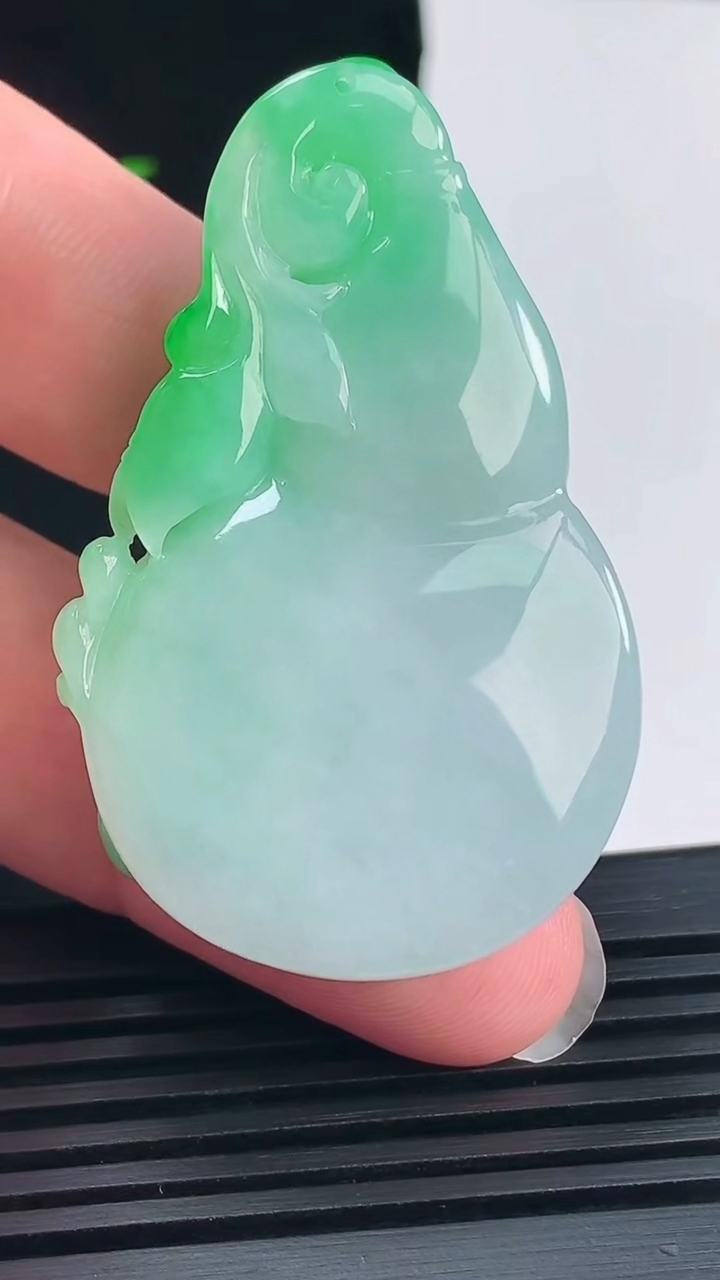 天然A货翡翠葫芦吊坠，尺寸52-32.5-11 重量:30.60g
6月11日