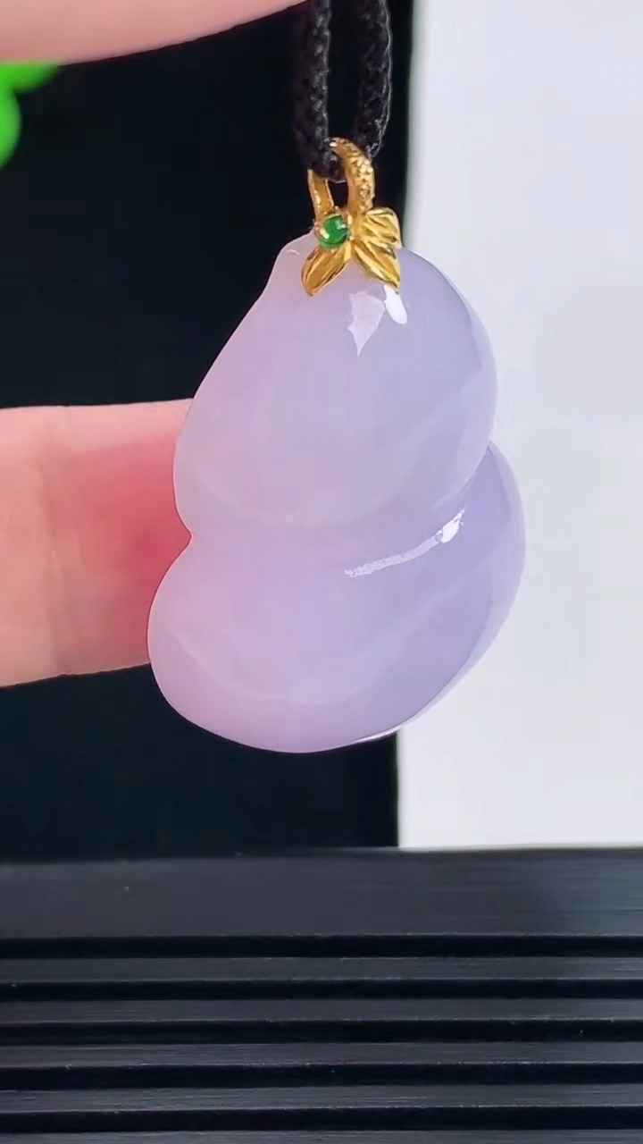 天然A货翡翠18k金紫罗兰葫芦吊坠，尺寸33-24-9.2 重量:12.68g
6月11日