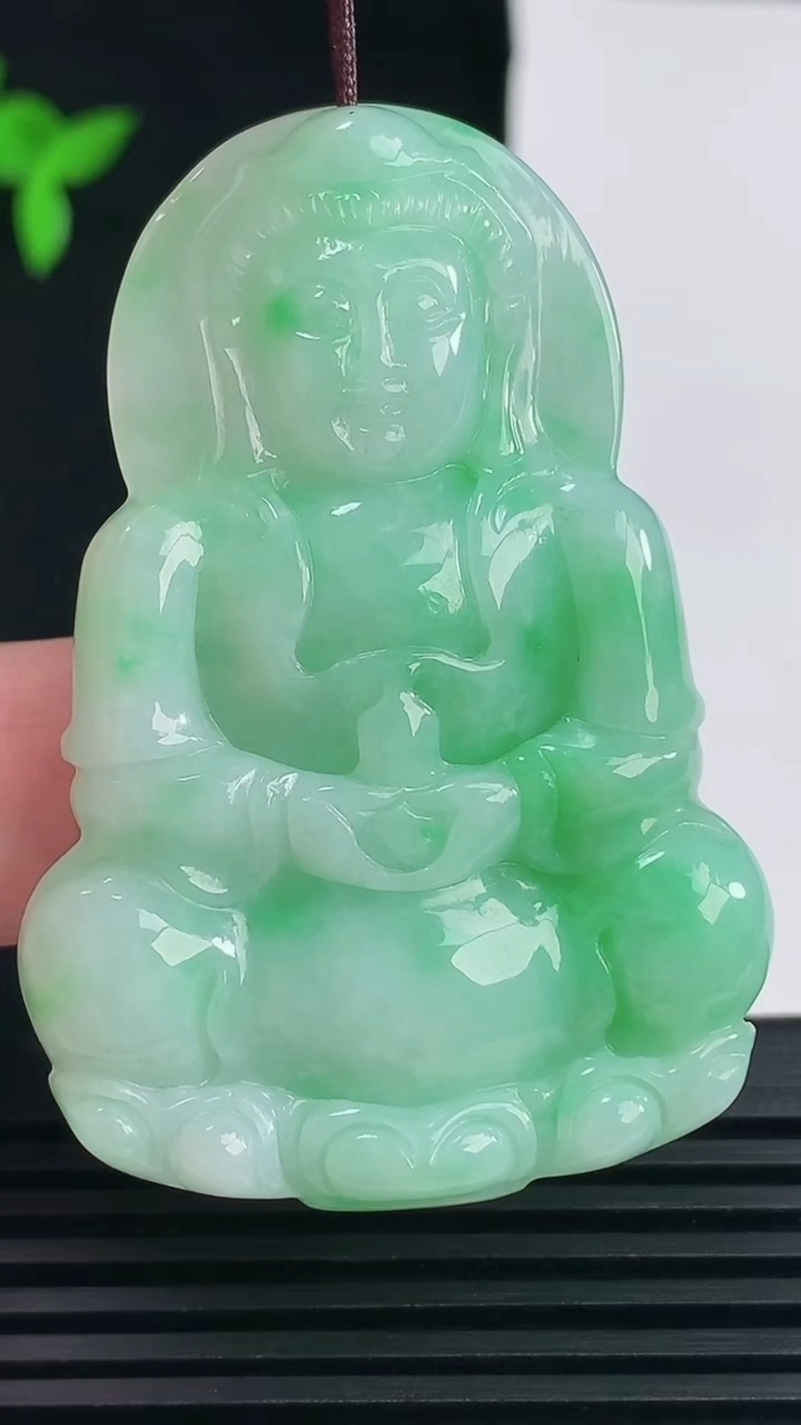 天然A货翡翠正装观音吊坠，尺寸54.5-37-6 重量:19.30g
6月11日