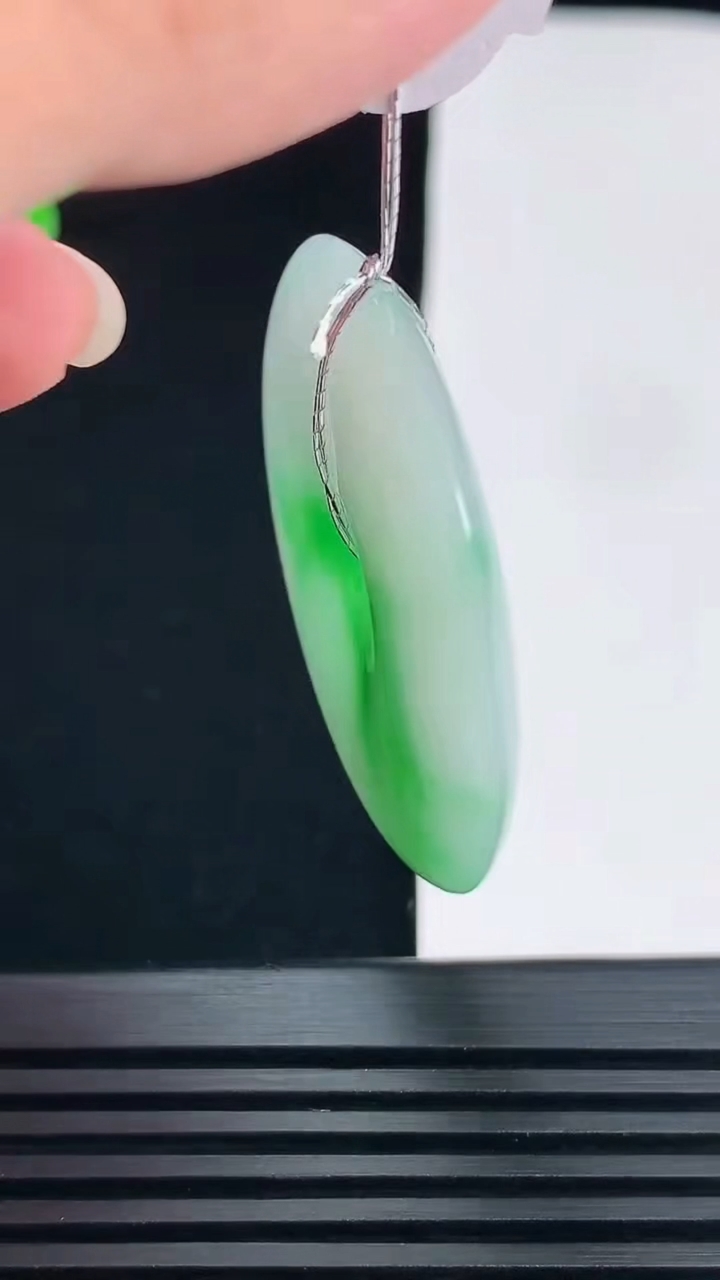 天然A货翡翠平安扣吊坠，尺寸39-6 重量:19.55g
6月11日