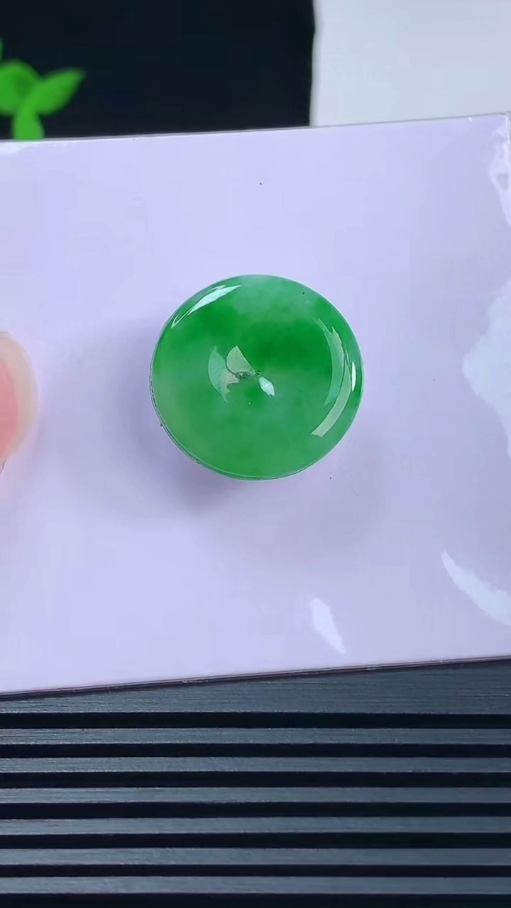天然A货翡翠平安扣镶嵌件，尺寸20-2 重量:3.73g
6月11日