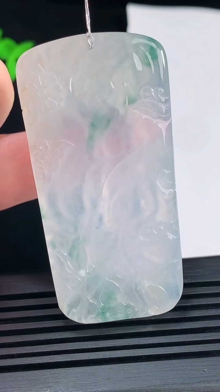 天然A货翡翠冰种飘花普贤菩萨吊坠，尺寸60.6-31.6-5.8 重量:26.45g
6月11日