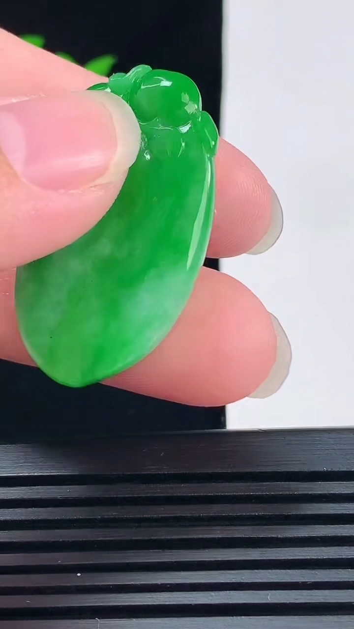 天然A货翡翠寿桃吊坠，尺寸36.6-21-9 重量:13.60g
6月11日