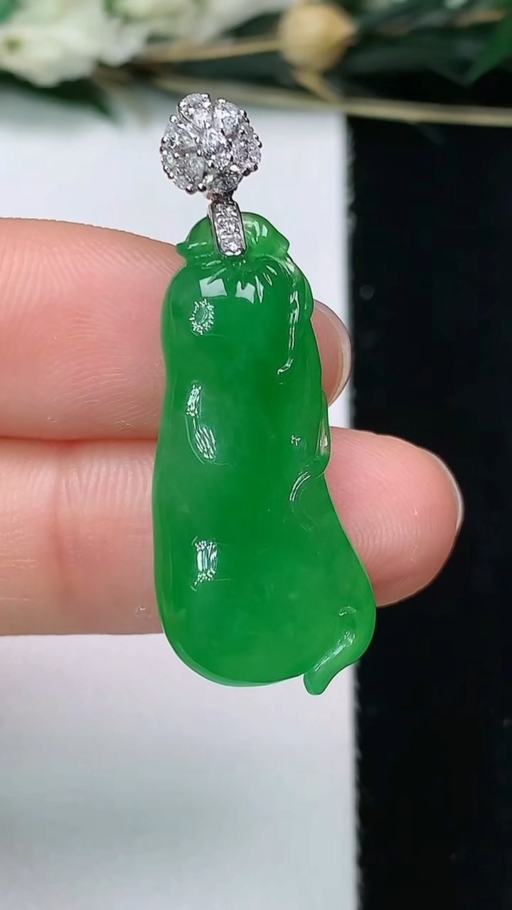 天然A货翡翠福瓜吊坠，尺寸28.2-12.9-6.3，重量:4.27g
6月11日