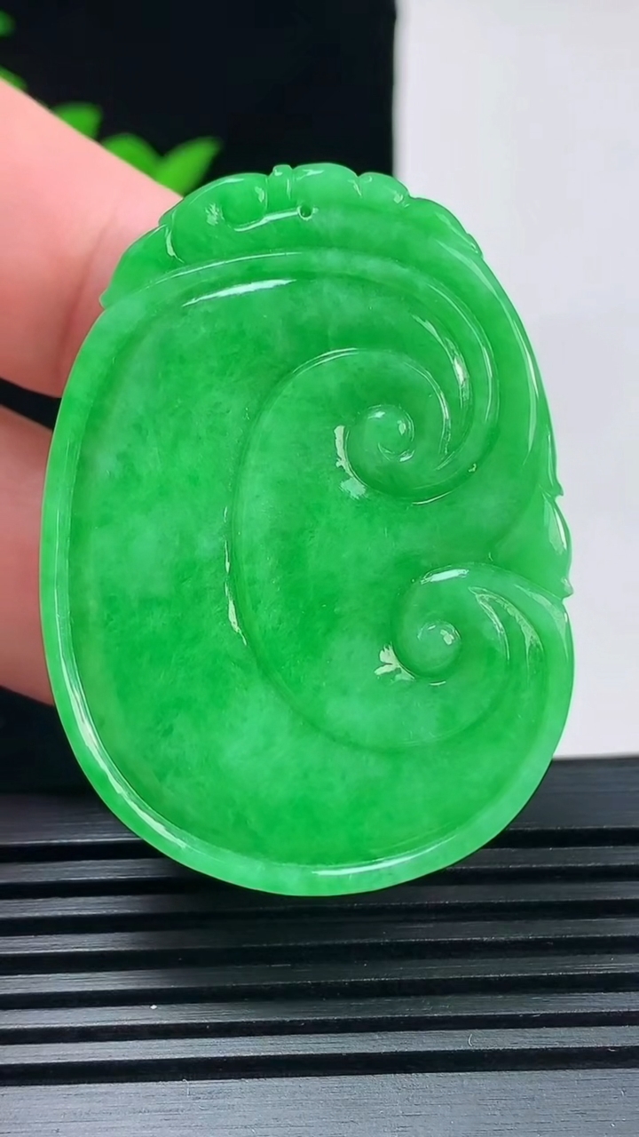 天然A货翡翠如意吊坠，尺寸48-35-6 重量:21.88g
6月11日