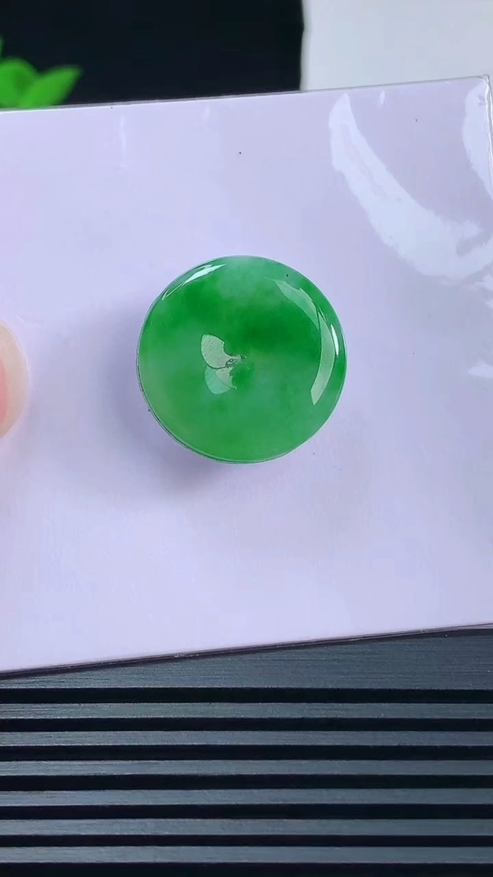 天然A货翡翠平安扣镶嵌件，尺寸20-2 重量:3.73g
6月11日