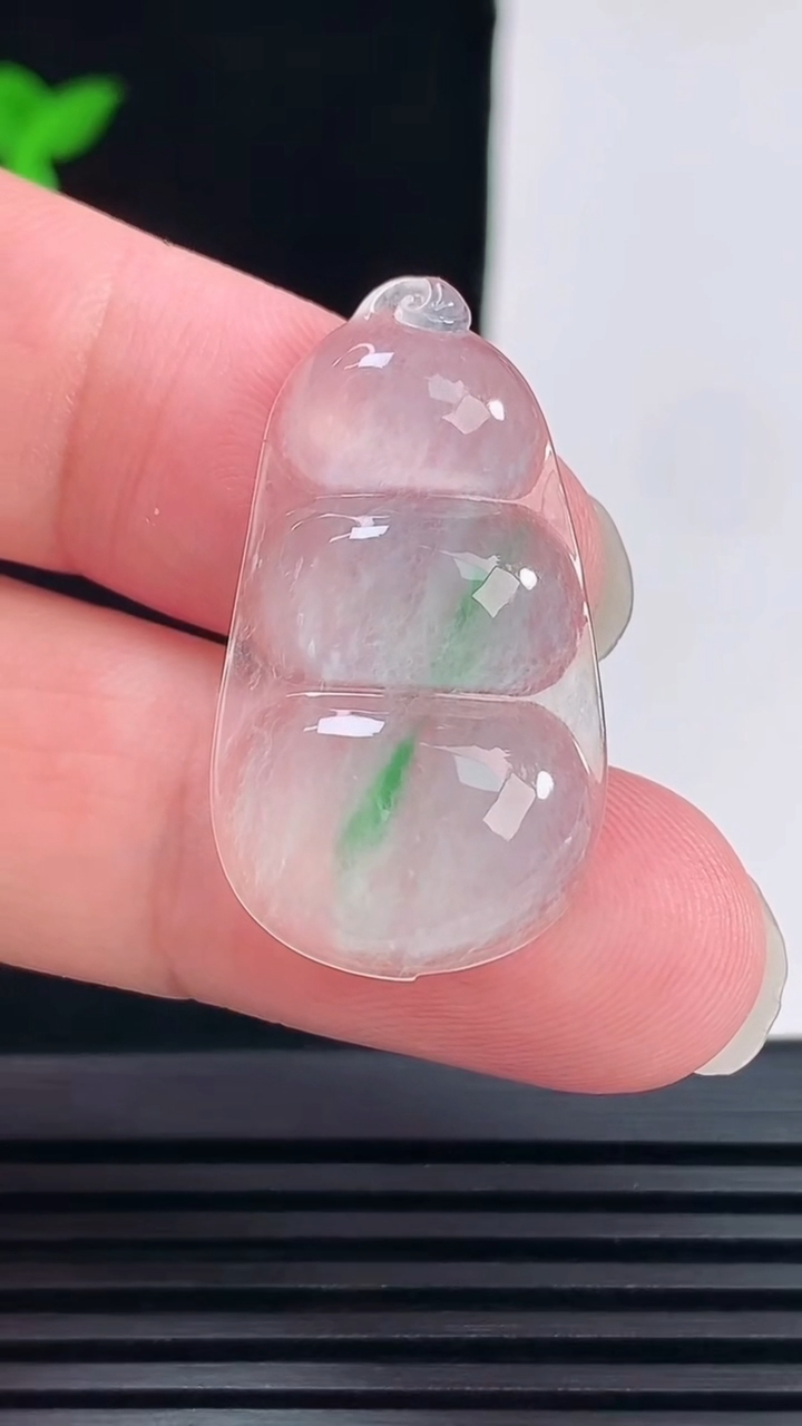 天然A货翡翠福豆镶嵌件，尺寸32.5-18-4 重量:3.69g
6月11日