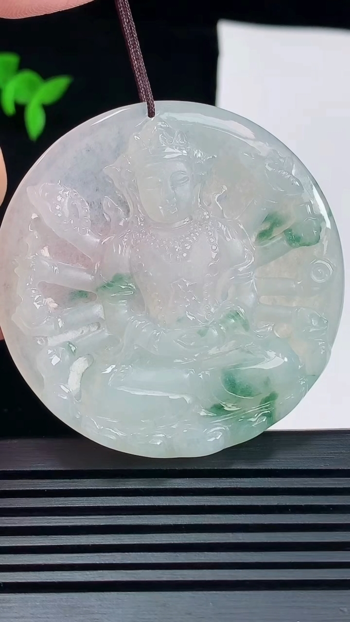 天然A货翡翠飘花千手观音菩萨吊坠，尺寸51-5.5 重量:25.98g
6月11日