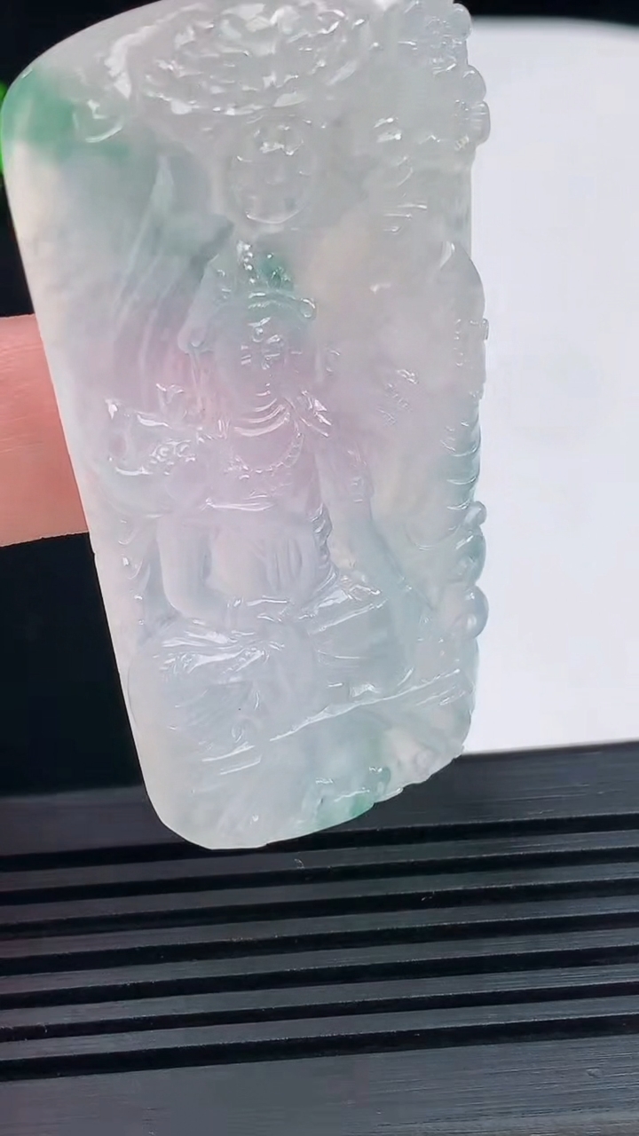 天然A货翡翠冰种飘花普贤菩萨吊坠，尺寸60.6-31.6-5.8 重量:26.45g
6月11日