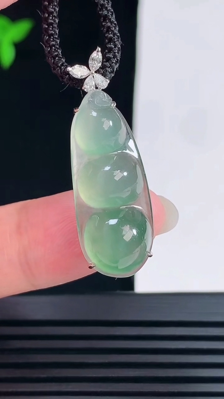 天然A货翡翠福豆吊坠，尺寸36-12-8.8裸石29-12 重量:3.76g
6月11日
