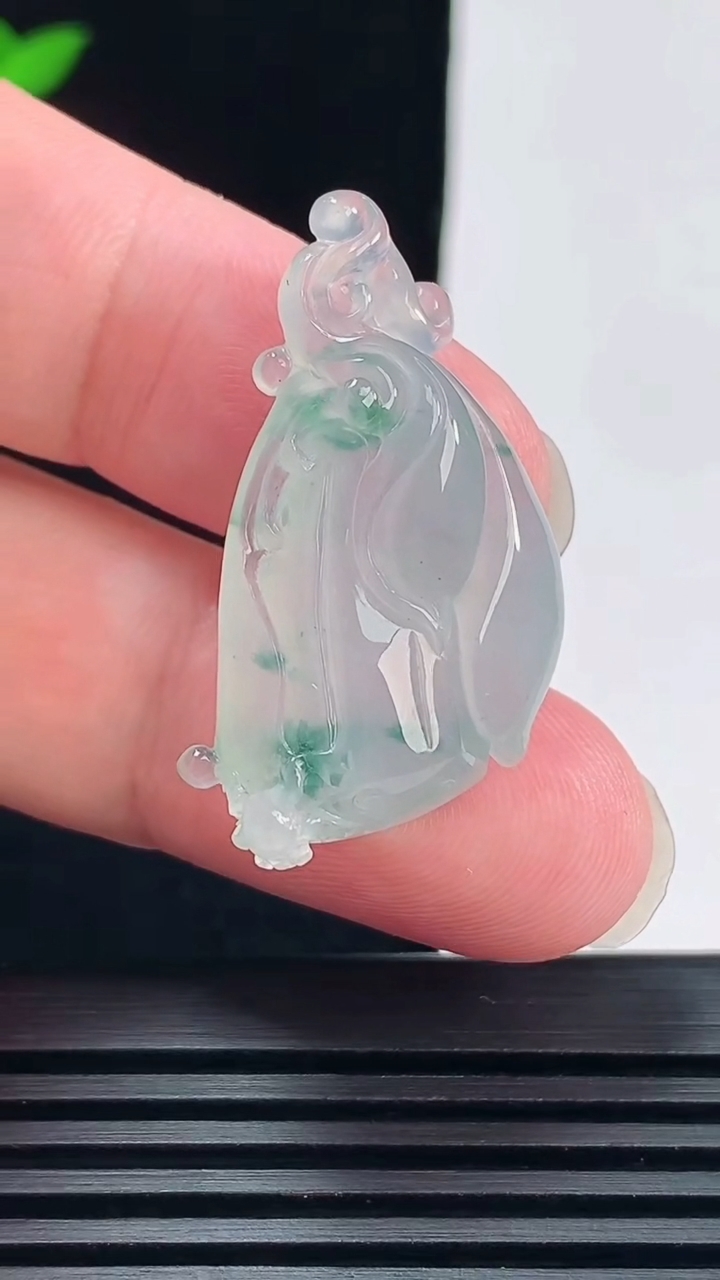天然A货翡翠冰种飘花莲蓬吊坠，尺寸34-18-9 重量:7.68g
6月11日