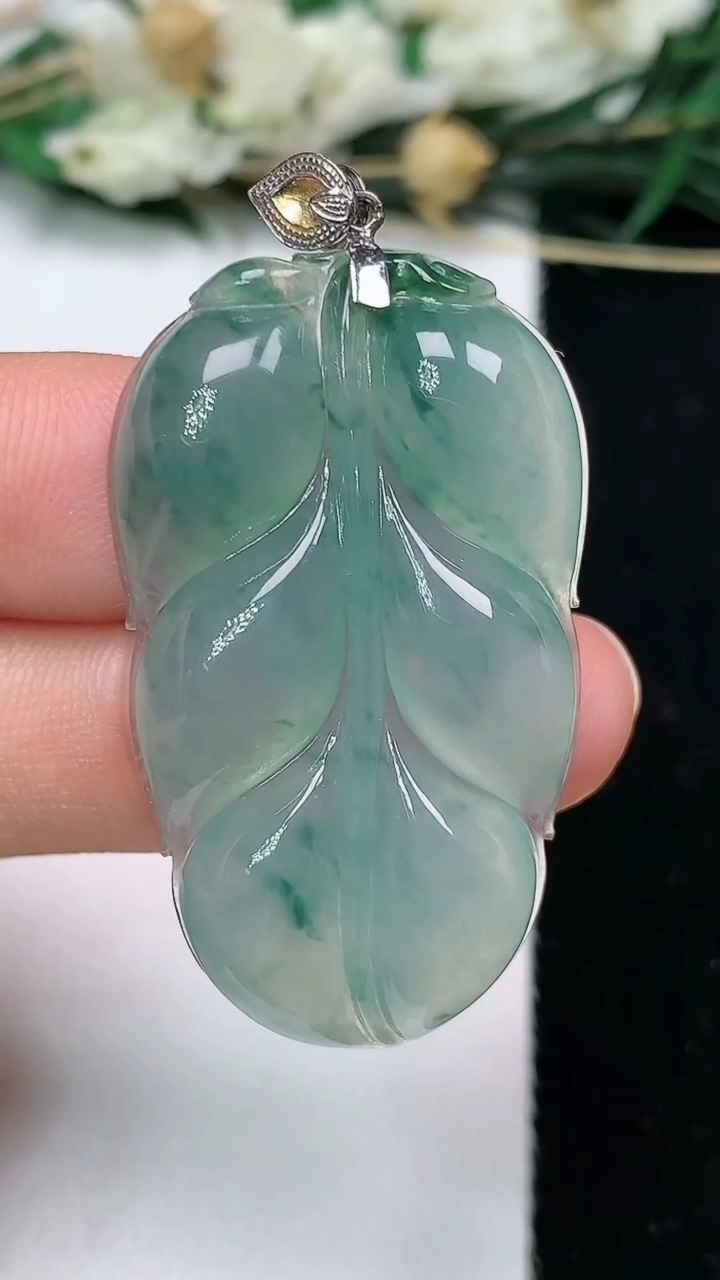 天然A货翡翠飘花金枝玉叶 叶子吊坠，尺寸38.4-23.2-5.8，重量:9.82g
6月11日