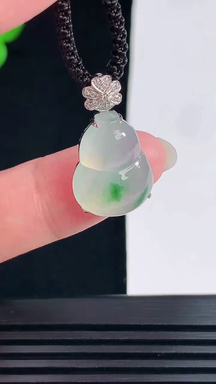 天然A货翡翠葫芦吊坠，尺寸25-14-7，裸石18.5-14 重量:3.40g
6月11日