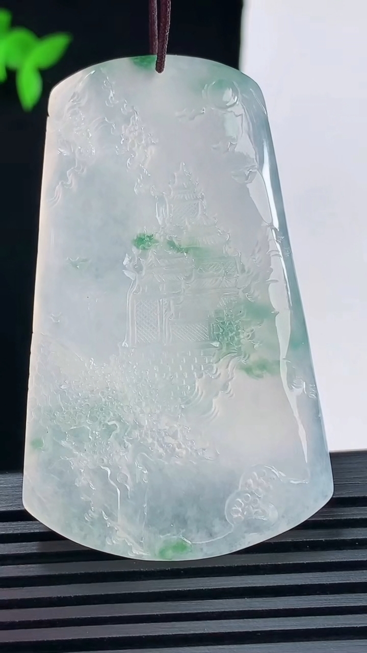 天然A货翡翠种飘花山水牌吊坠，尺寸59-36-6 重量:31.06g
6月11日