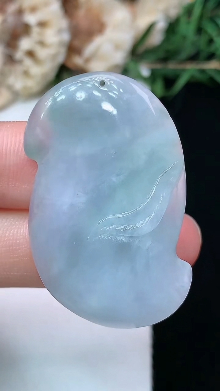 天然A货翡翠观音头吊坠，尺寸36-21.6-8.3，重量:10.65g
6月11日