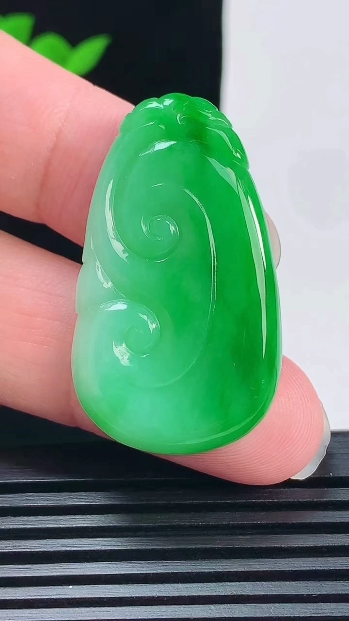 天然A货翡翠如意吊坠，尺寸39-22.5-5 重量:9.04g
6月11日