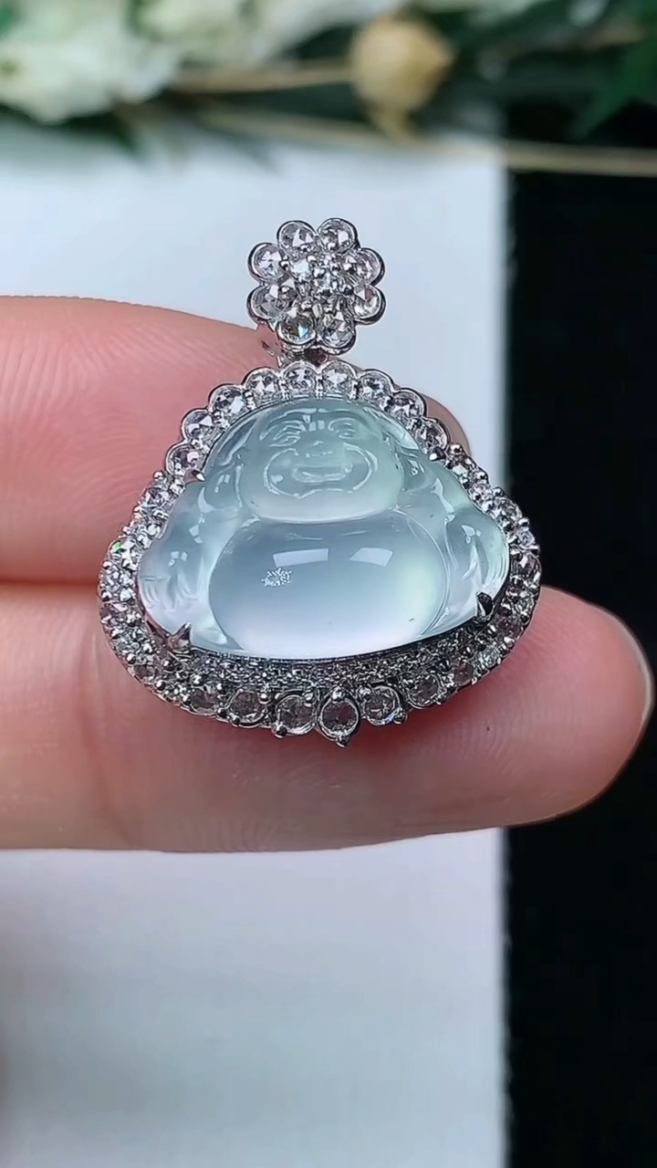 天然A货翡翠白冰佛公吊坠，尺寸23-19-10.6，裸石11-15.4，重量:4.12g
6月11日