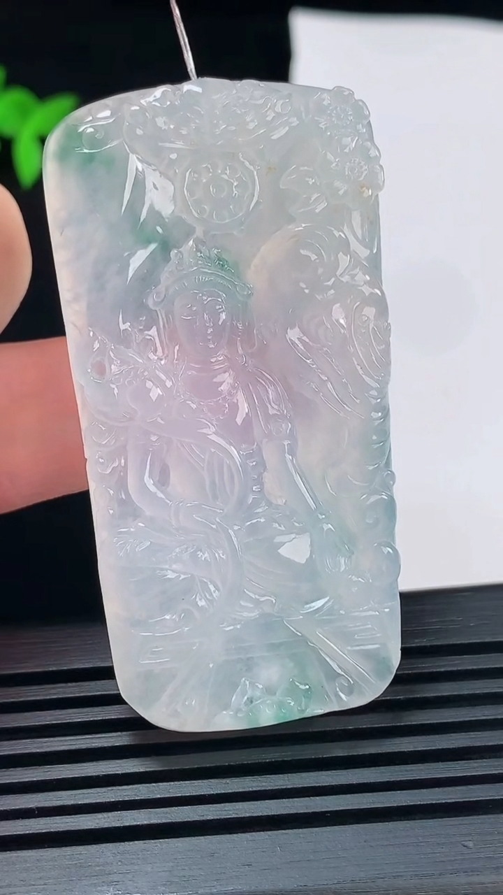 天然A货翡翠冰种飘花普贤菩萨吊坠，尺寸60.6-31.6-5.8 重量:26.45g
6月11日