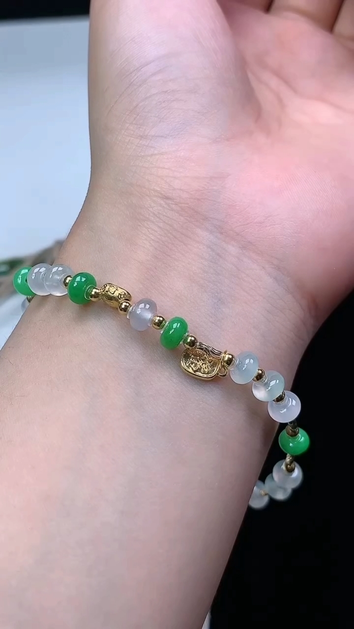 天然A货翡翠白冰算盘珠手链，尺寸5.5-3.2，重量:4.64g6月11日
工厂直销收藏佳品,种好水