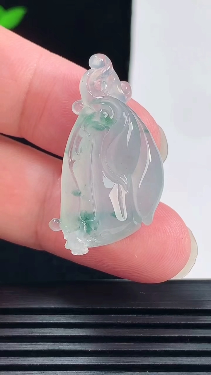 天然A货翡翠冰种飘花莲蓬吊坠，尺寸34-18-9 重量:7.68g
6月11日