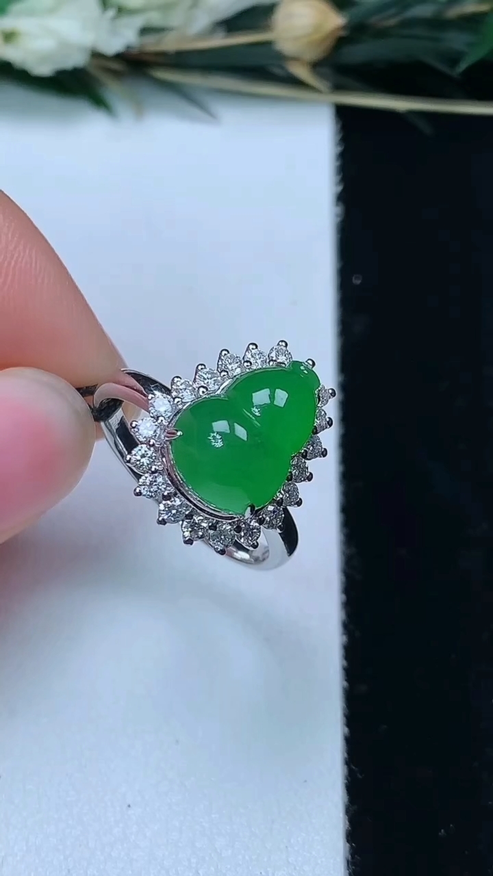 天然A货翡翠葫芦戒指，尺寸17.3-11.4-8.4，重量:4.25g2026年6月11日
工厂直销