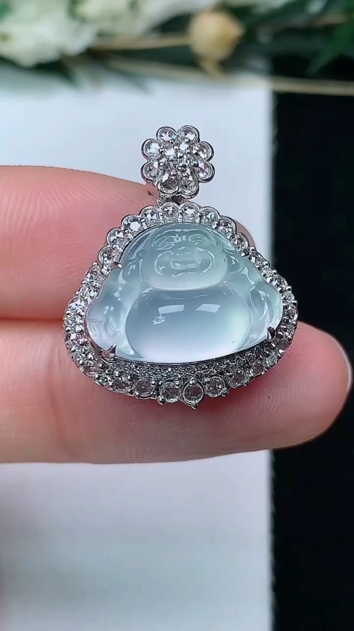 天然A货翡翠白冰佛公吊坠，尺寸23-19-10.6，裸石11-15.4，重量:4.12g
6月11日